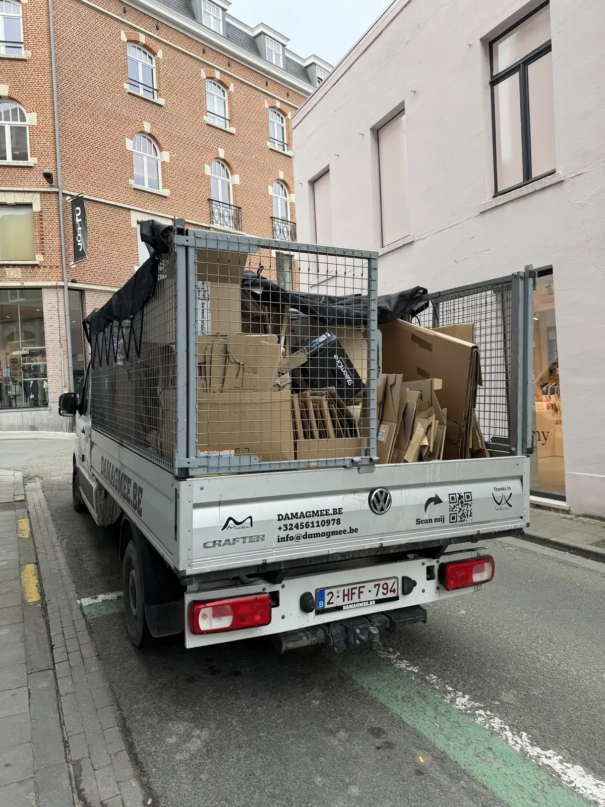 Werkbus van Damagmee vol opgehaald karton