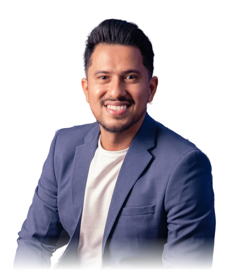 Emyr Murillo sonriendo, con saco azul