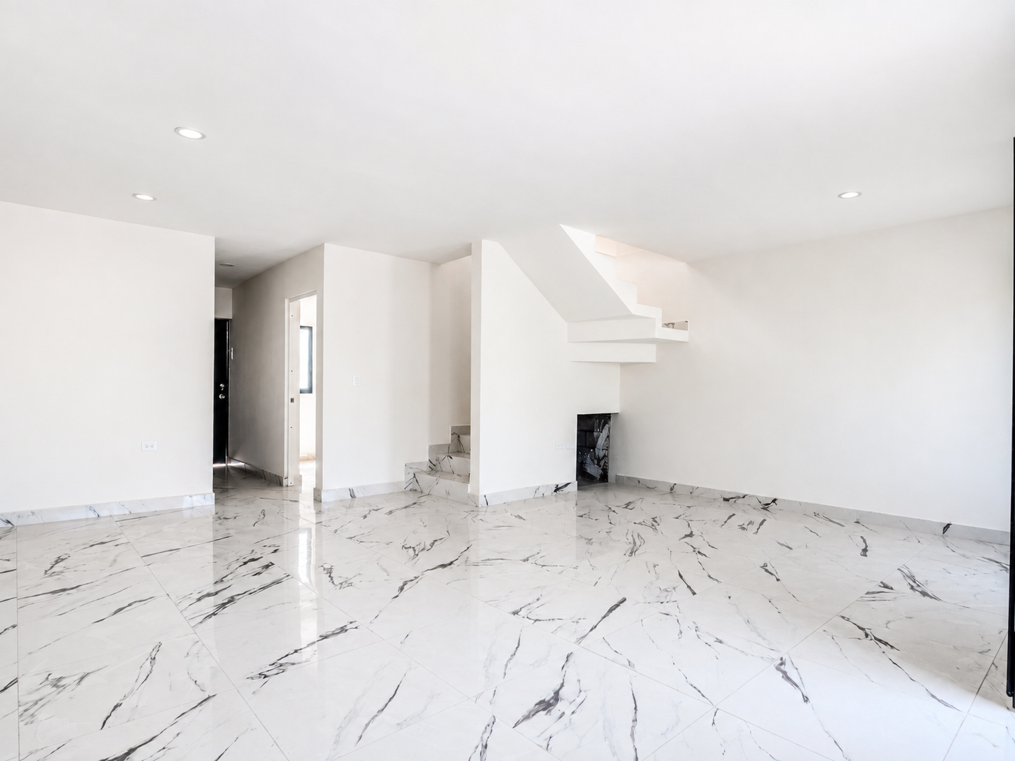 Sala, escaleras y recámara en planta baja