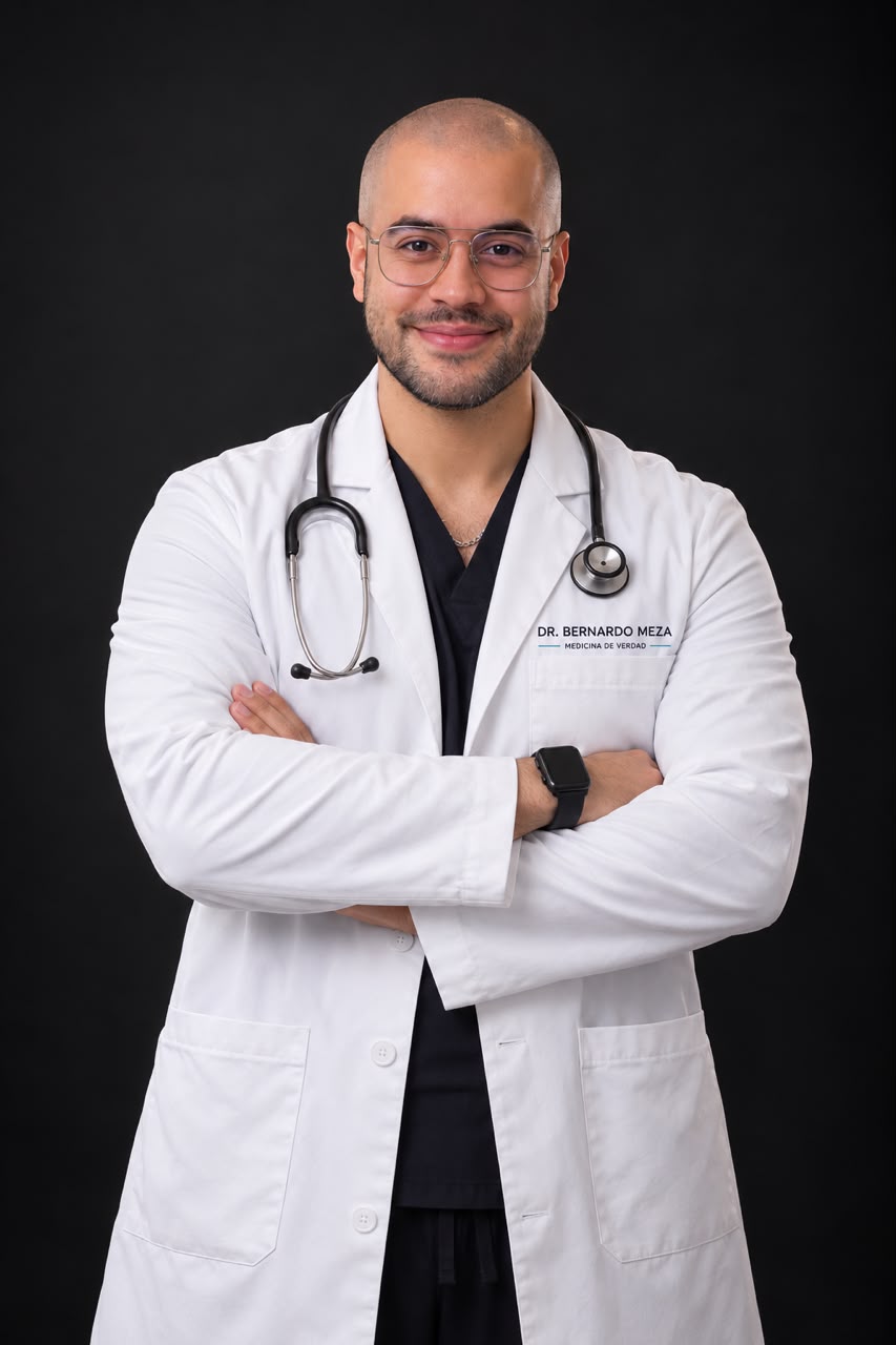 Retrato del Dr. Bernardo Meza con bata blanca y estetoscopio
