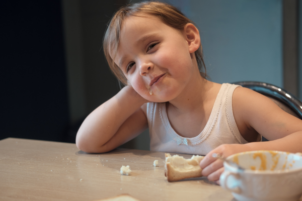 todler-eating-and-happy