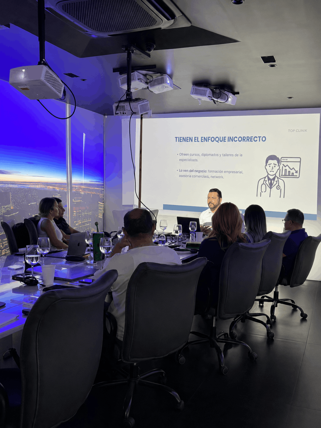 Saúl Palazuelos impartiendo un taller para profesionales de la salud
