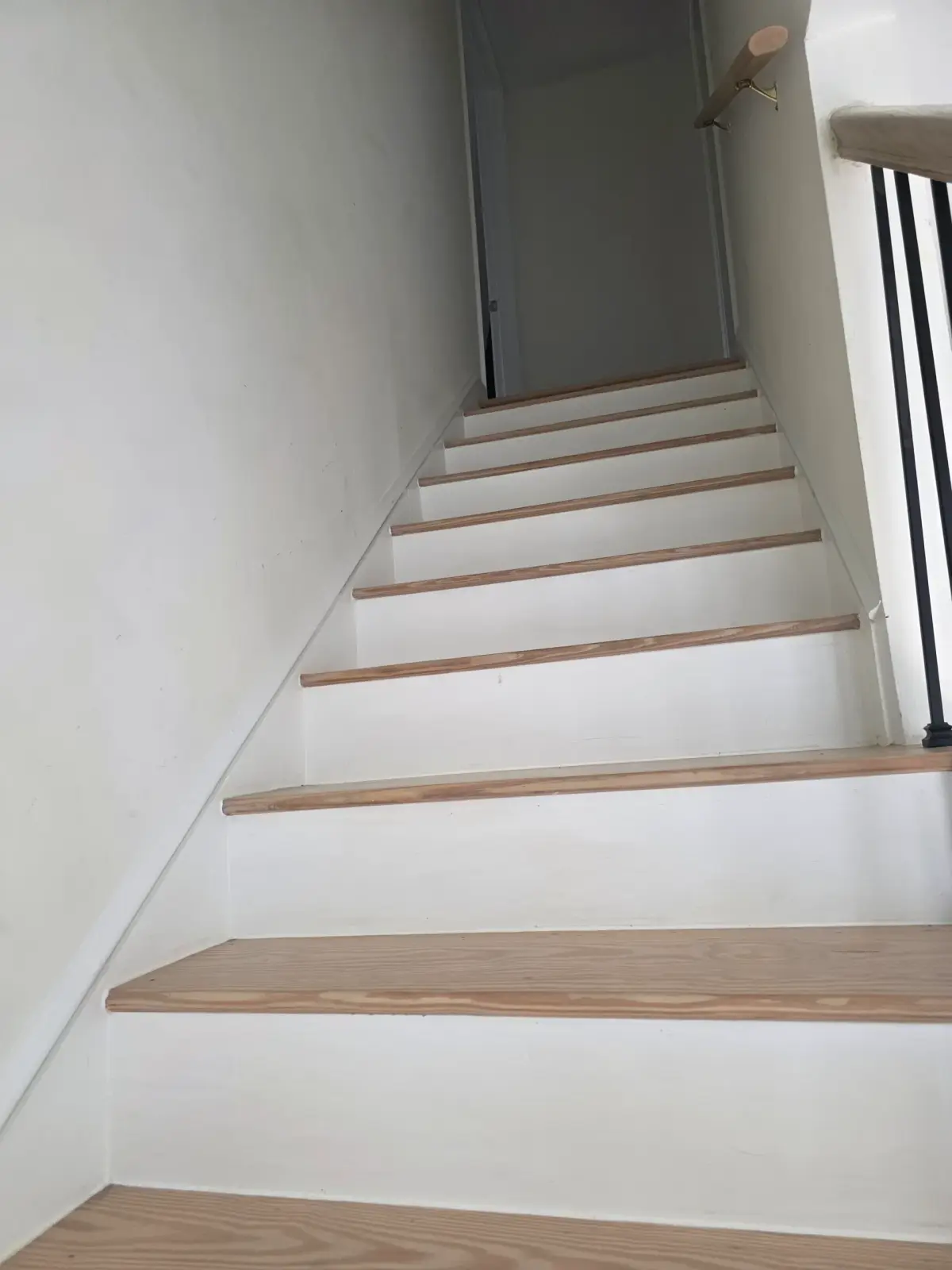 Spacious modern commercial space in Crystal City VA featuring polished hardwood flooring and natural light.