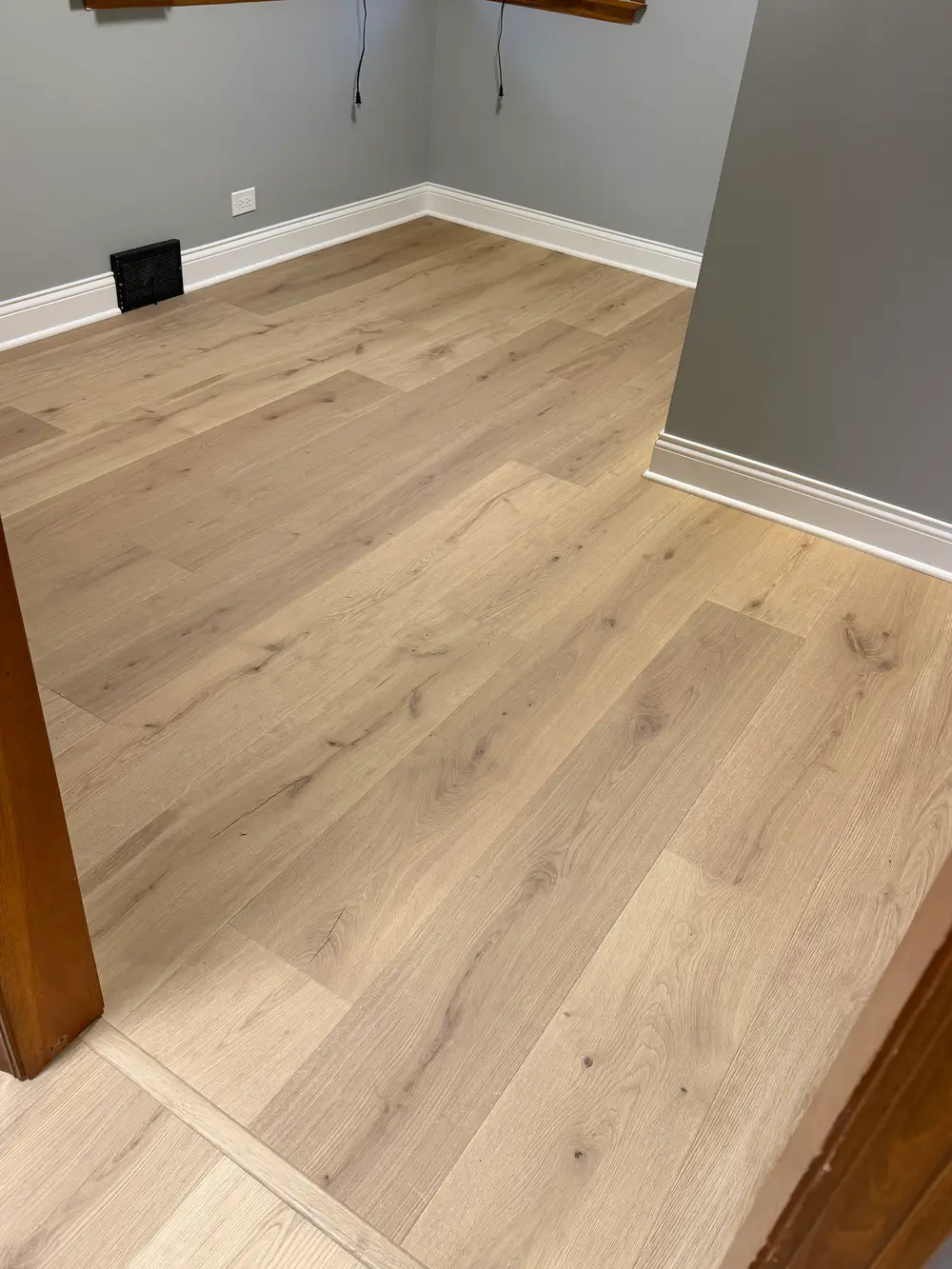 Detailed quarter round installation in a modern Darien IL interior, showcasing polished wood and precision craftsmanship.
