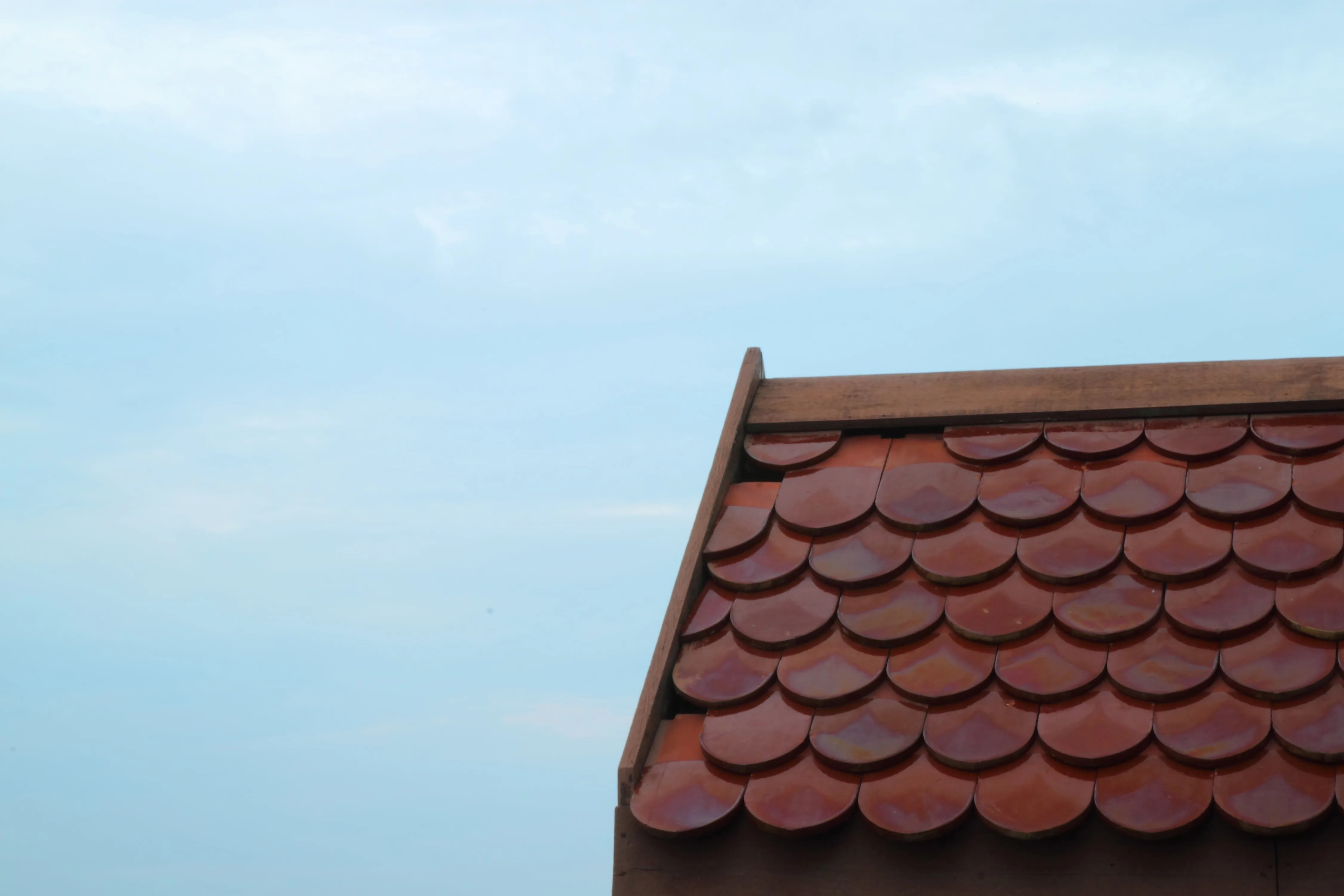 Fresh roof replacement on modern house in Modesto CA, showcasing detailed shingles and professional craftsmanship.