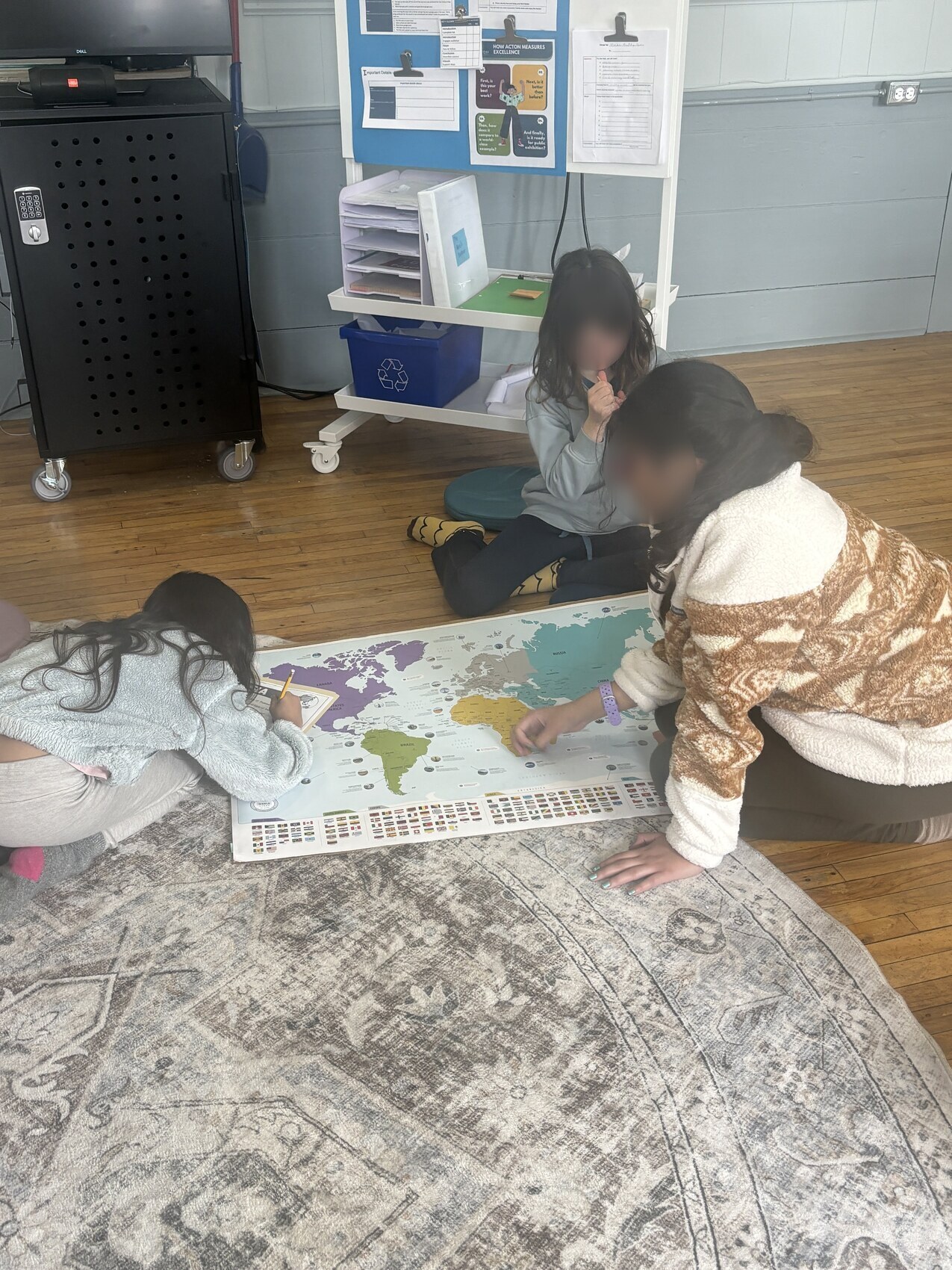 Children participating learning cartography skills through a hands on project