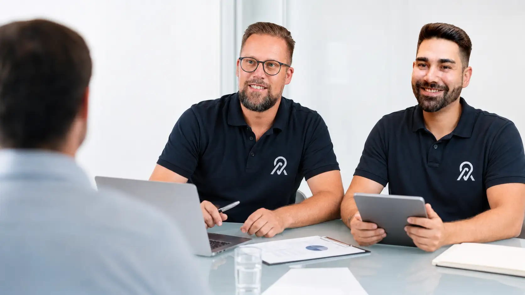 Zwei Führungskräfte besprechen ein strategisches Projekt