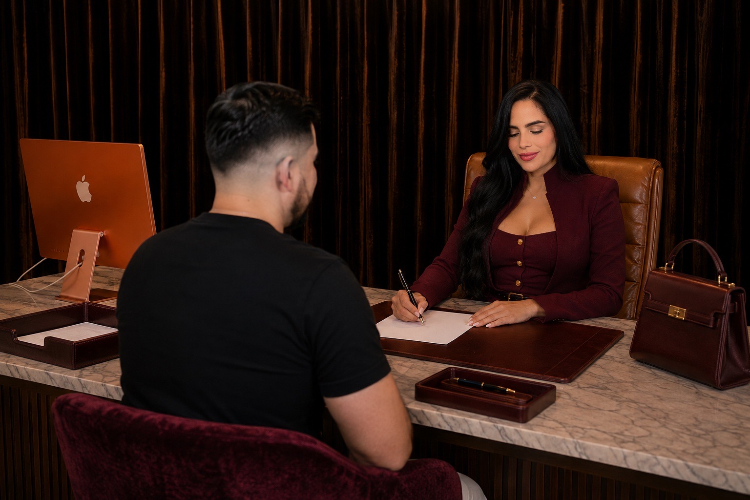 Mariana Arias trabajando con un cliente