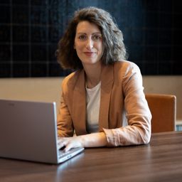 Claudia Thompson is a business and team strategist for independent product brand founders. She helps founder-led brands close the gap between the founder's vision and what the team actually delivers, so the founder can get back to doing more of what they're brilliant at.