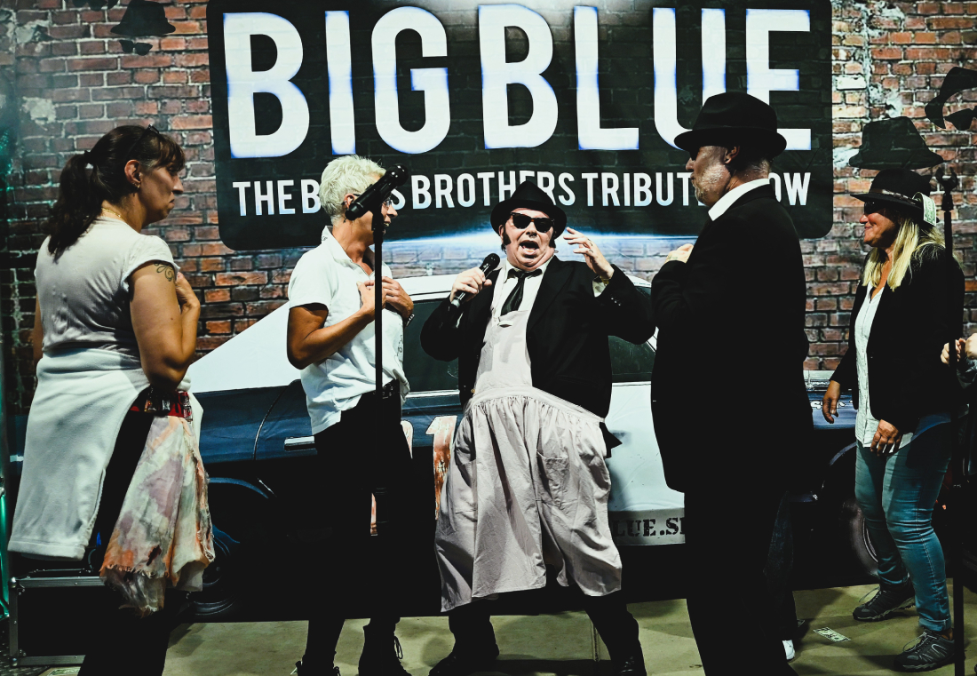 Publikumsinteraktion bei der Big Blue Blues Brothers Tribute Show