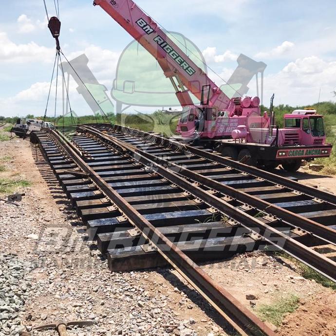 Izaje de vías ferroviarias con grúa de alto tonelaje