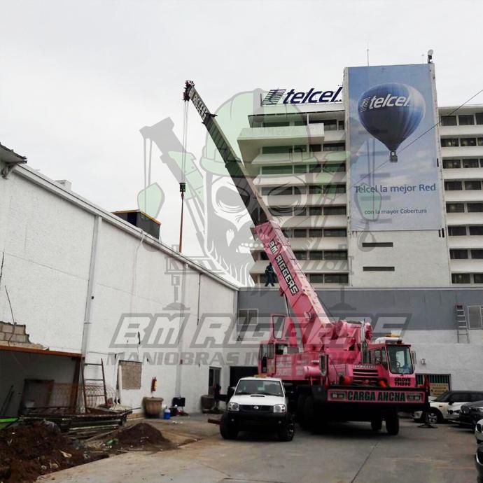 Grúa telescópica BM Riggers en trabajo de altura en zona comercial