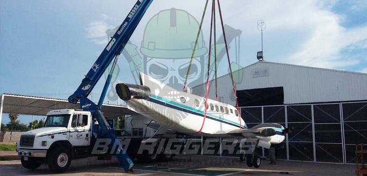 Maniobra especializada: izaje de aeronave en hangar