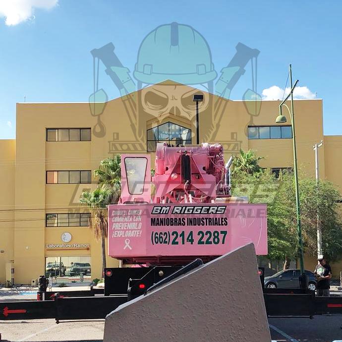 Grúa BM Riggers en maniobra urbana frente a edificio en Hermosillo