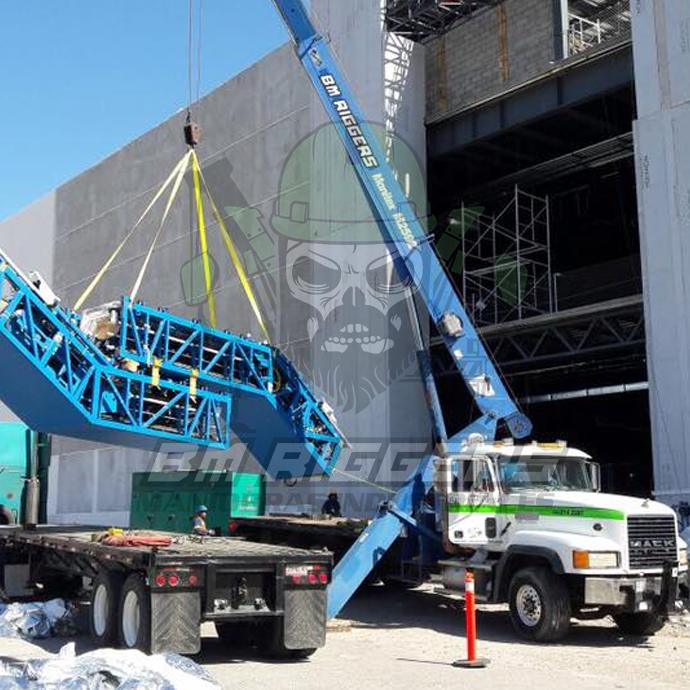 Descarga y montaje de estructura de acero con grúa en obra industrial