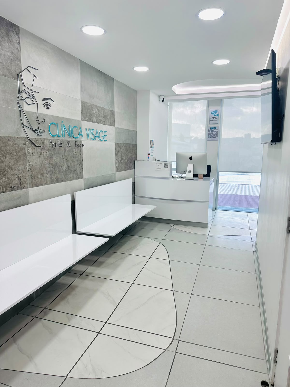 Sala de espera y recepción de Clínica Visage en el Edificio Capital