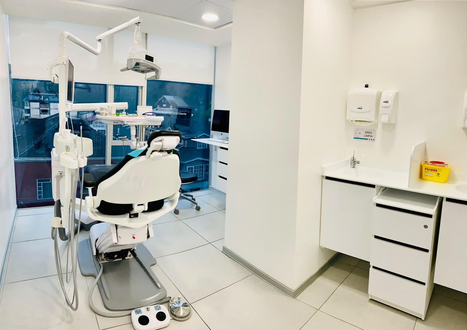 Box dental con sillón de atención en Clínica Visage