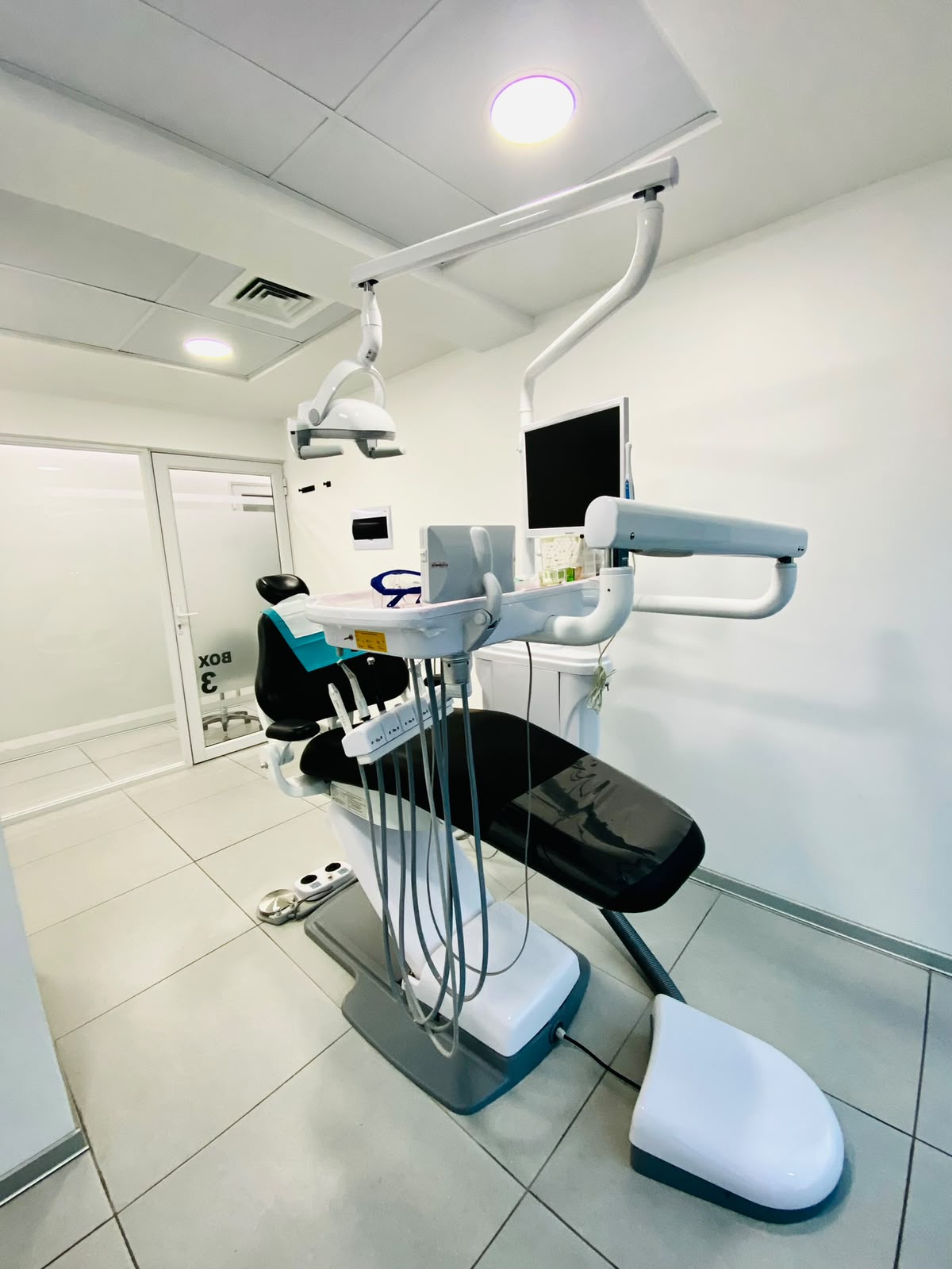 Box dental con sillón de atención en Clínica Visage