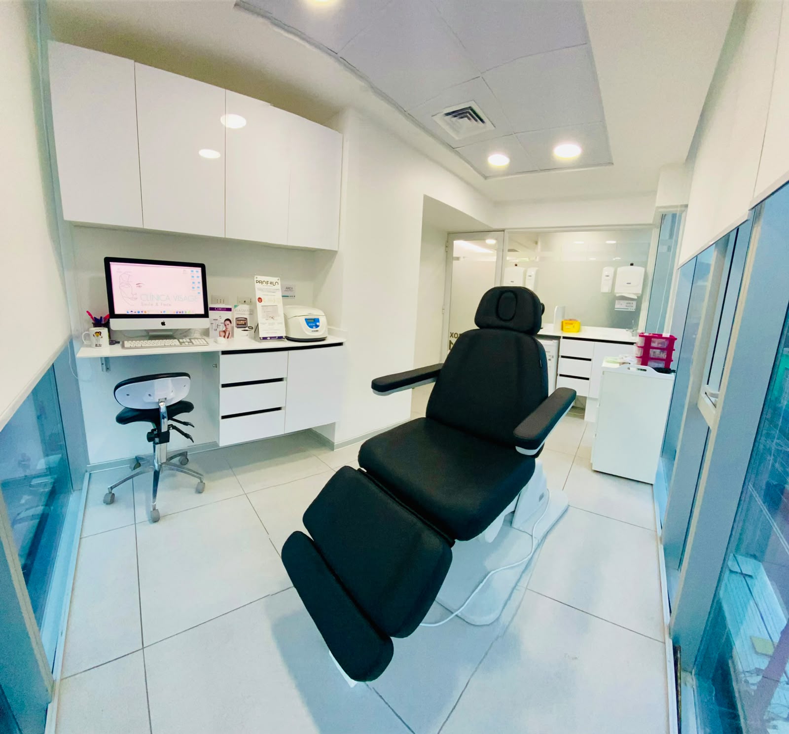 Box de atención con sillón reclinable en Clínica Visage