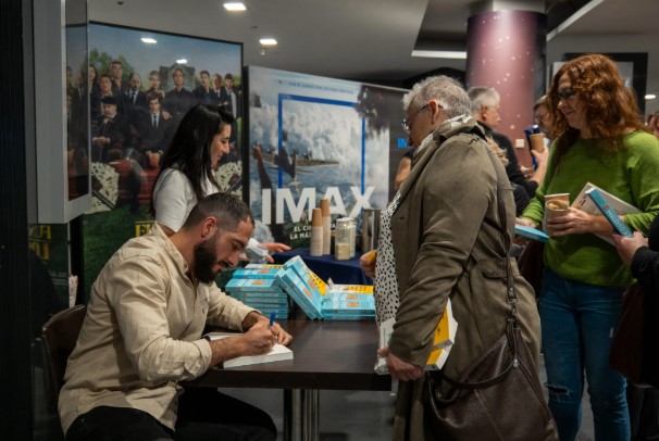 Dr. Víctor Bravo firmando ejemplares de su libro