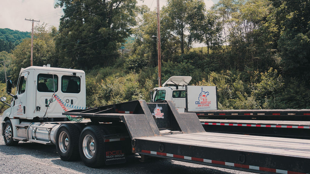 Tractor trailer with flatbed trailer