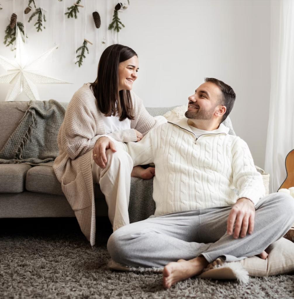 Pareja revisando su nuevo hogar