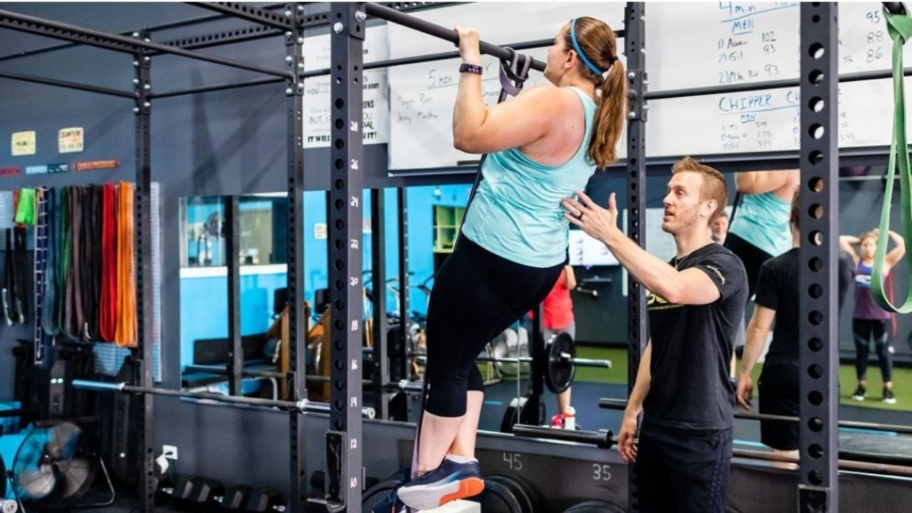 men and women atheletes in gym