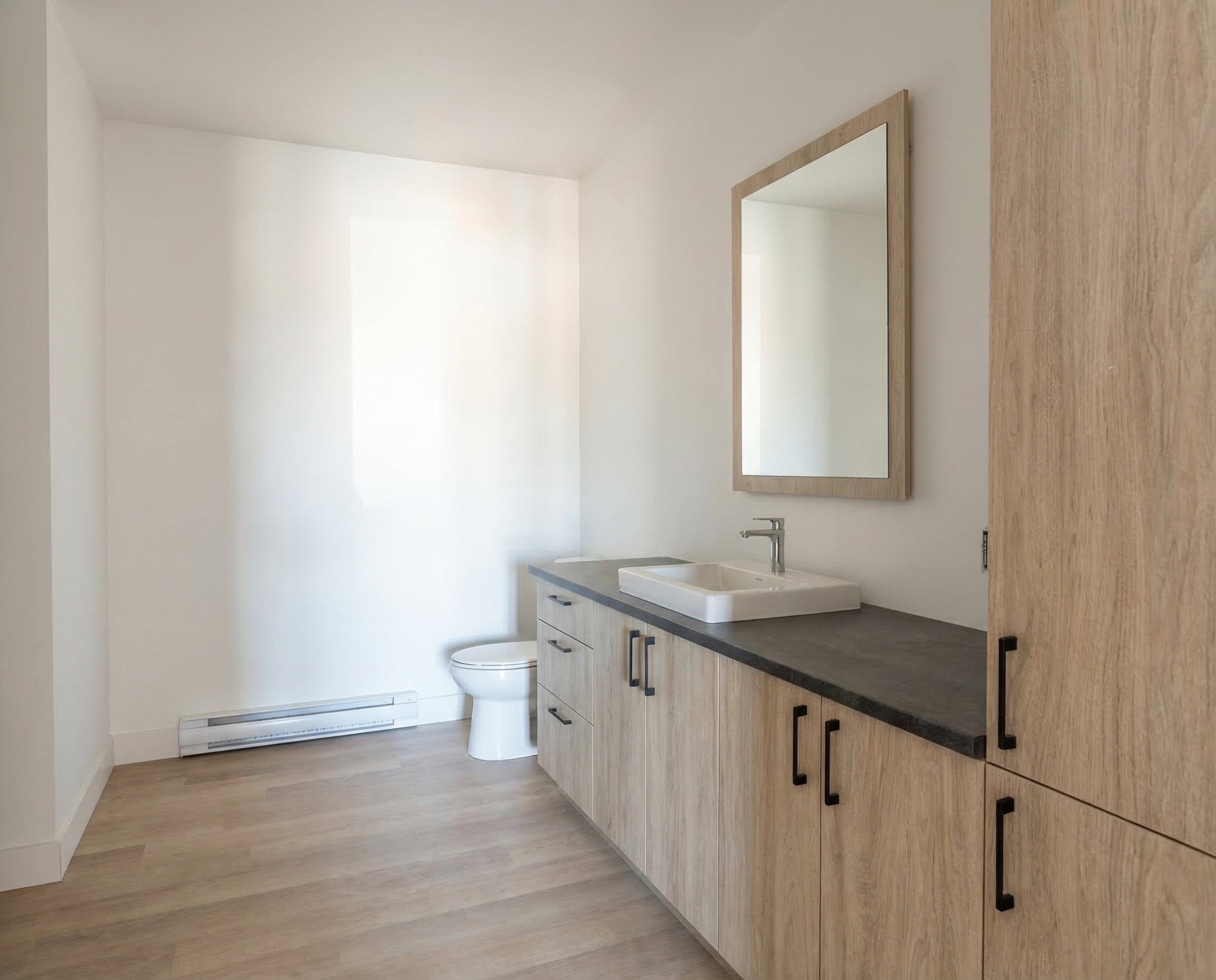 Salle de bain moderne avec rangement