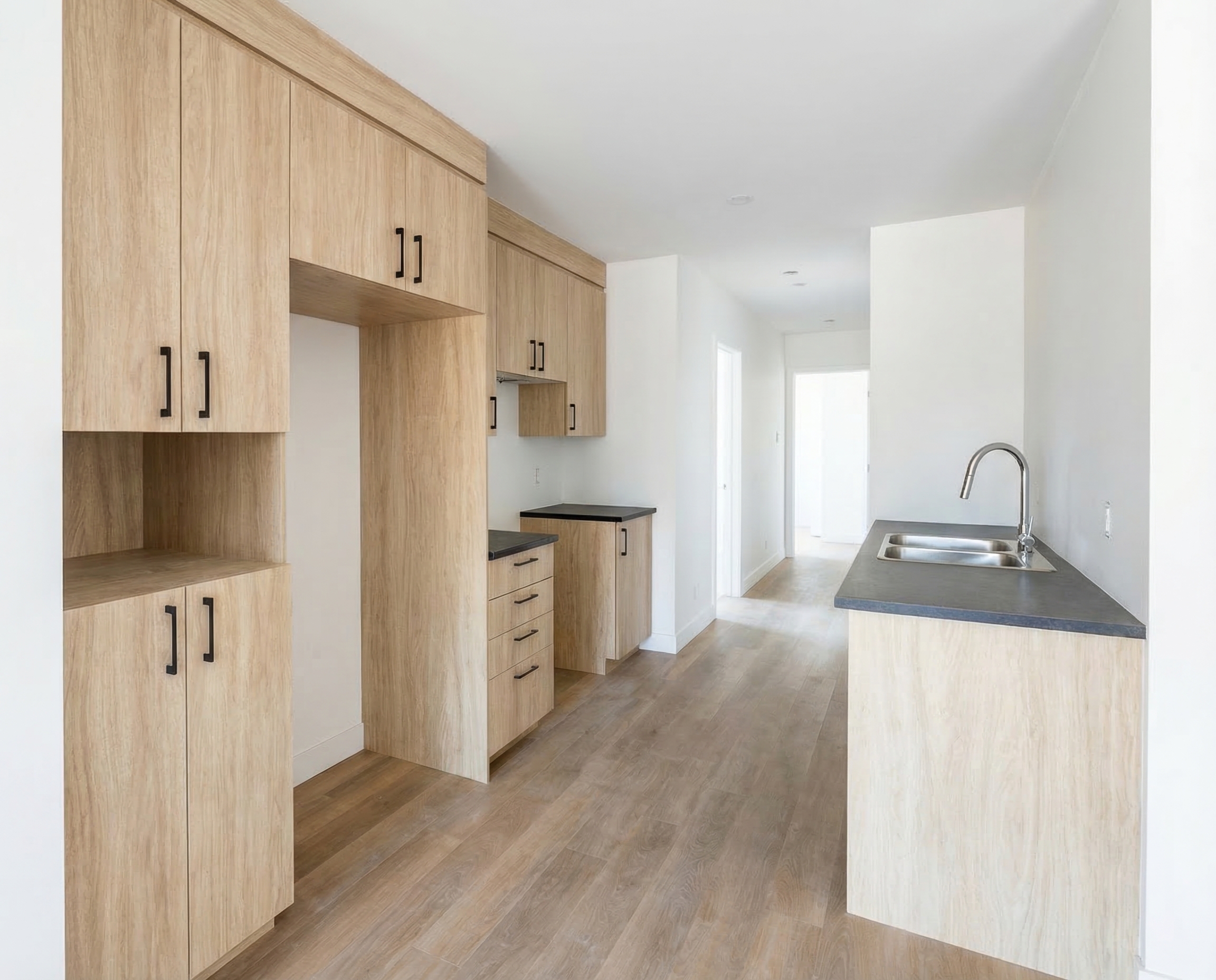 Cuisine moderne avec armoires de bois pâle
