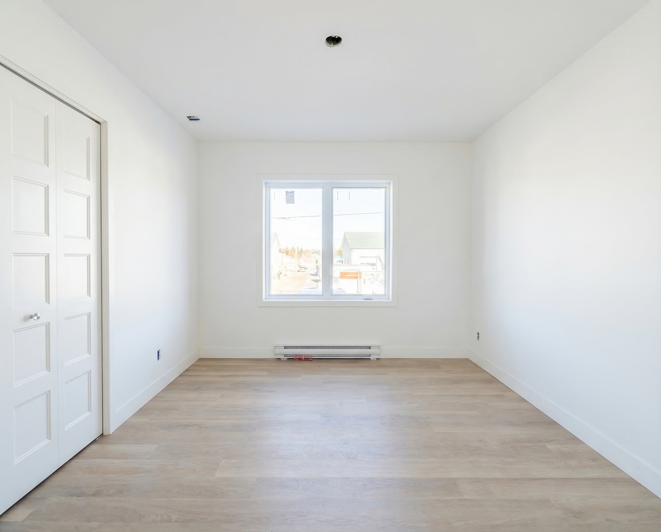 Chambre lumineuse avec plancher de bois pâle
