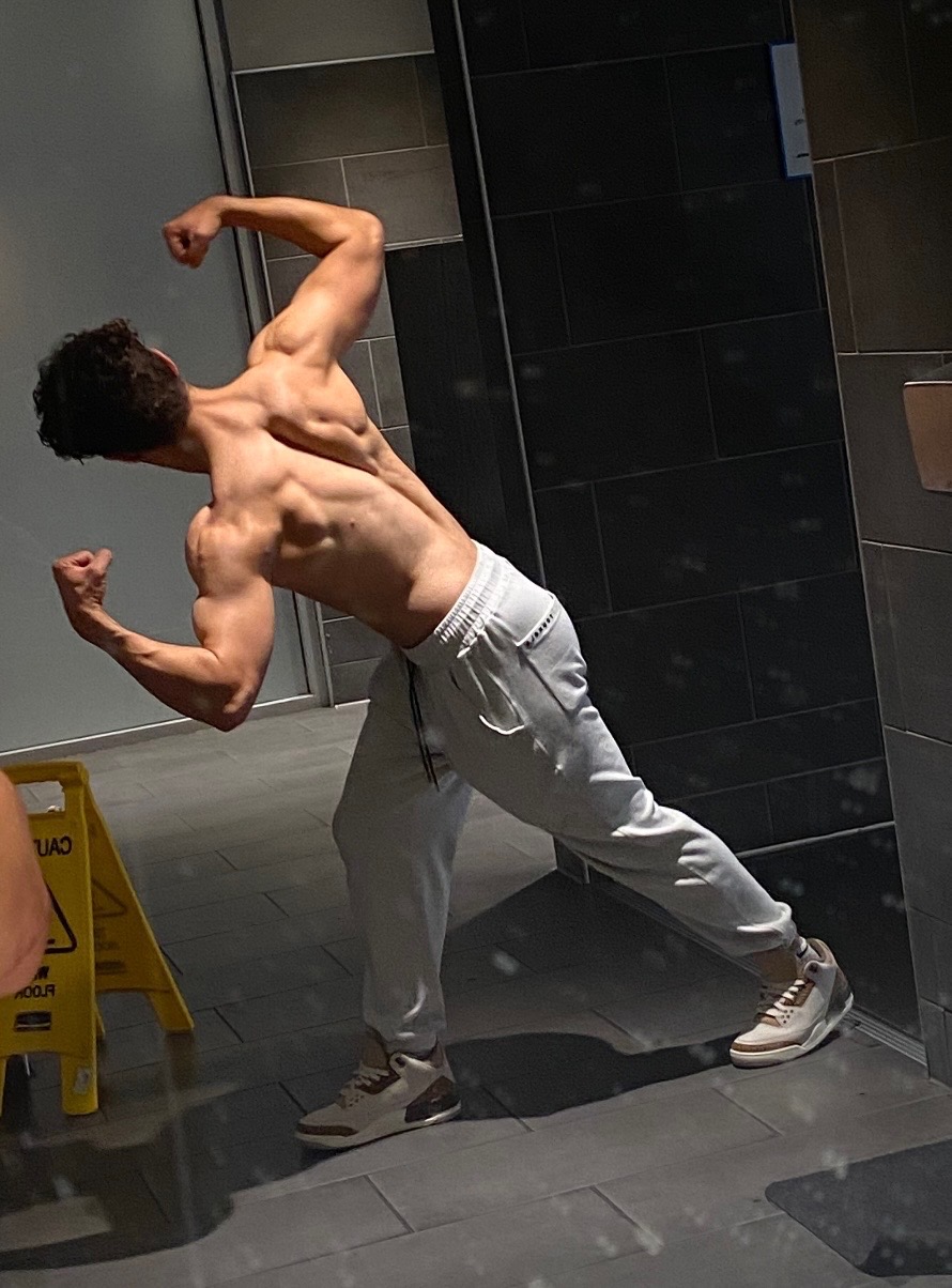 Adryan Albañana back pose