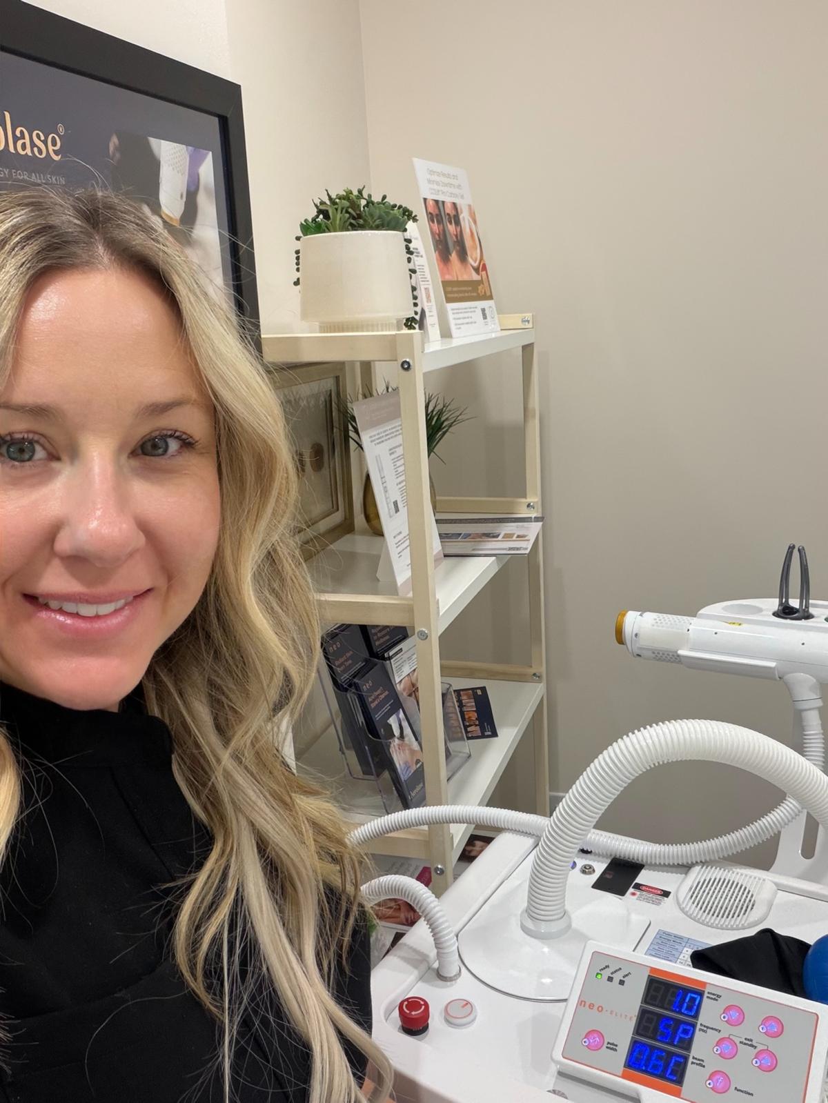 Sarah with the Aerolase Neo at Salus Clinic
