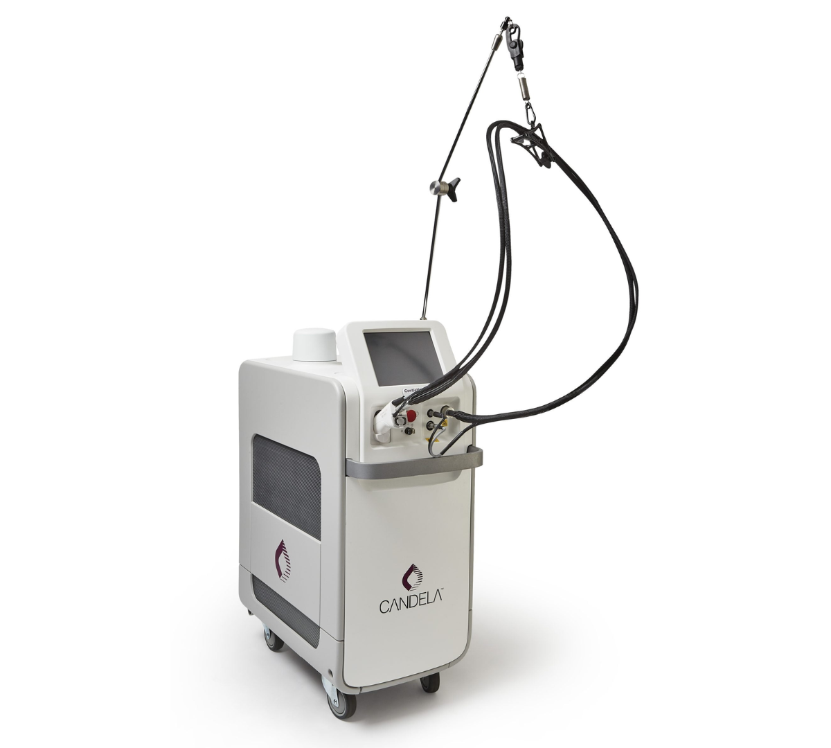 Junge Frau mit makelloser, glatter Haut sitzt entspannt auf einem weißen Hintergrund. Das Bild ist hell, minimalistisch und betont natürliche Schönheit. Die Frau lächelt dezent, trägt ein weißes Top und wirkt zufrieden. Moderne Beauty-Fotografie, 3:2-Format, Fokus auf Gesicht und Arme.