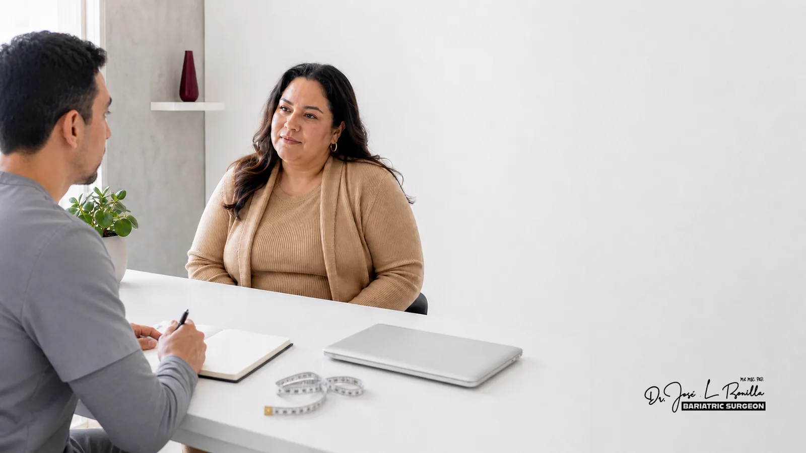 Dr Bonilla en una consulta bariatrica