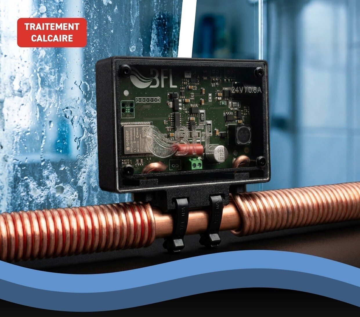 Salon de luxe avec canapé blanc, décorations murales artistiques en bois et éclairage tamisé, conçu par PLEIN CIEL HABITAT.