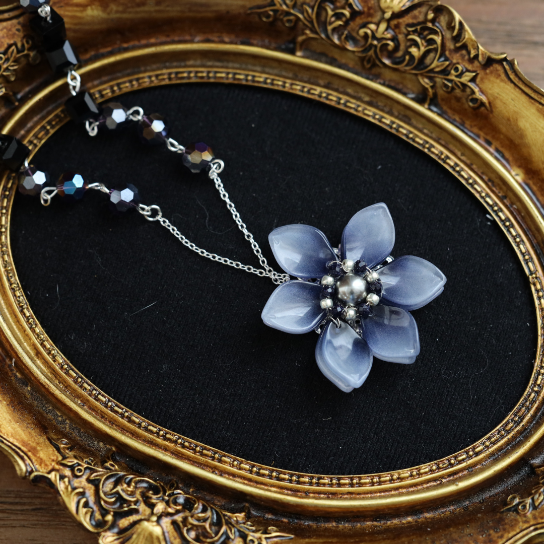 關於LLFA念念花藝學院的珠寶花課程的項鍊作品