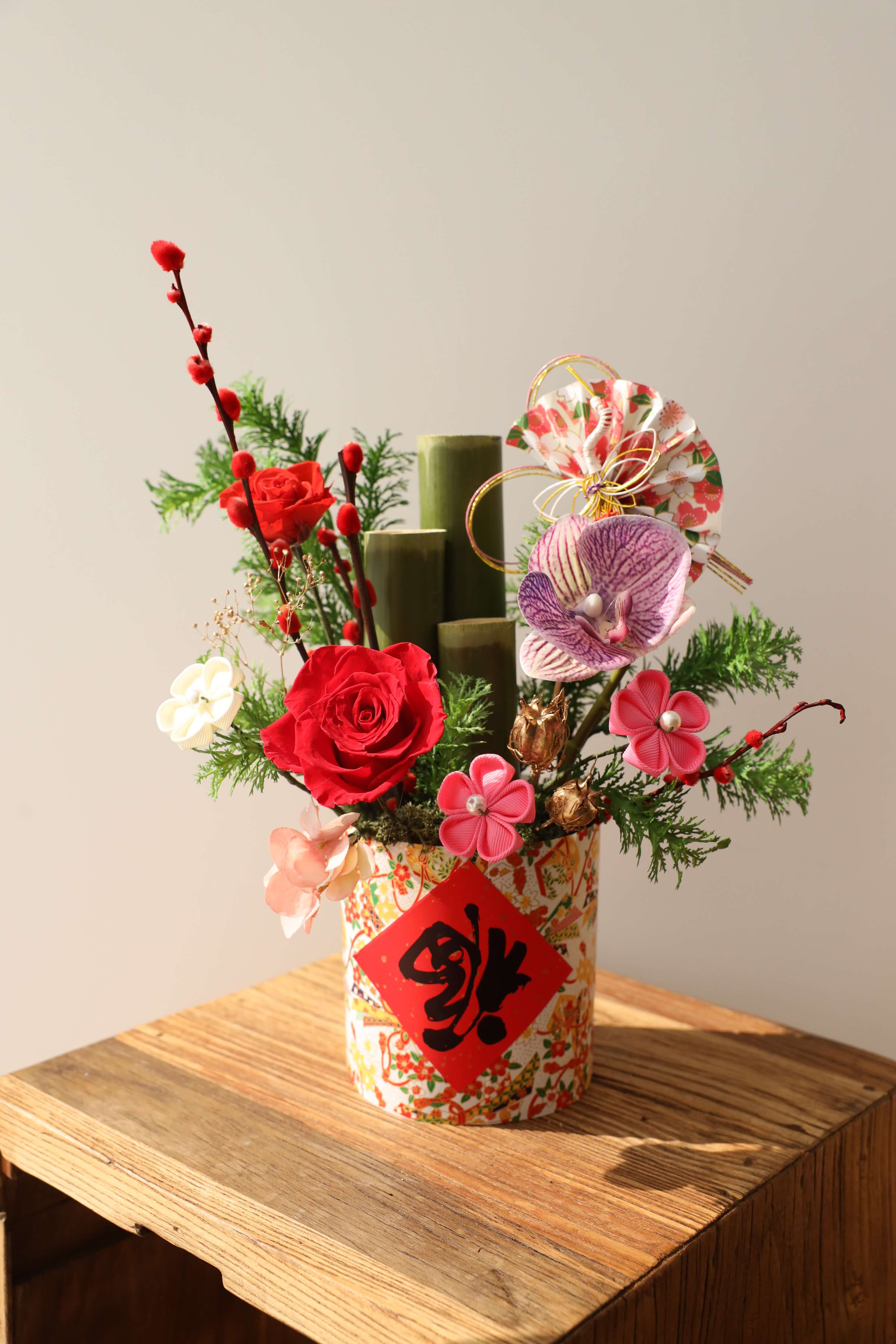 LLFA念念花藝學院設計的保鮮花新年桌花，有提供花藝線上課程學習