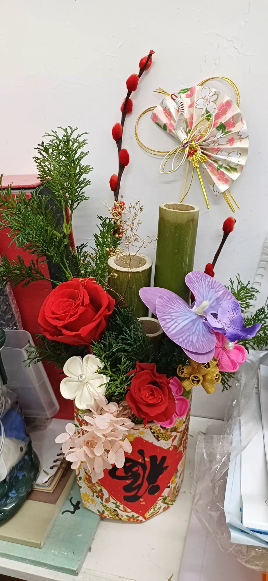 保鮮花新手在家完成的新年桌花作品，來自念念花藝學院 LLFA 線上花藝教學