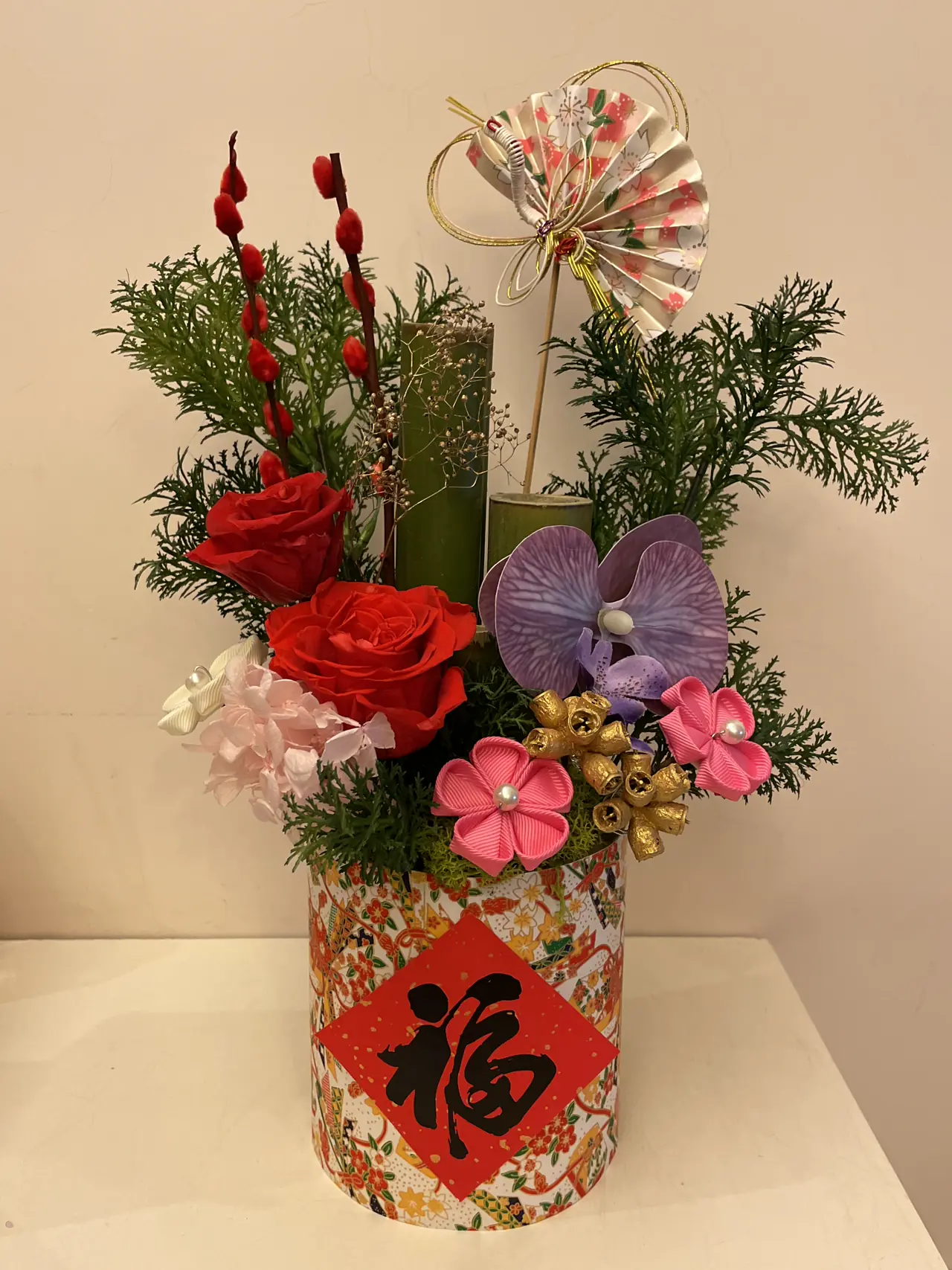 學生在家完成的保鮮花新年桌花，來自念念花藝學院 LLFA 線上花藝課程