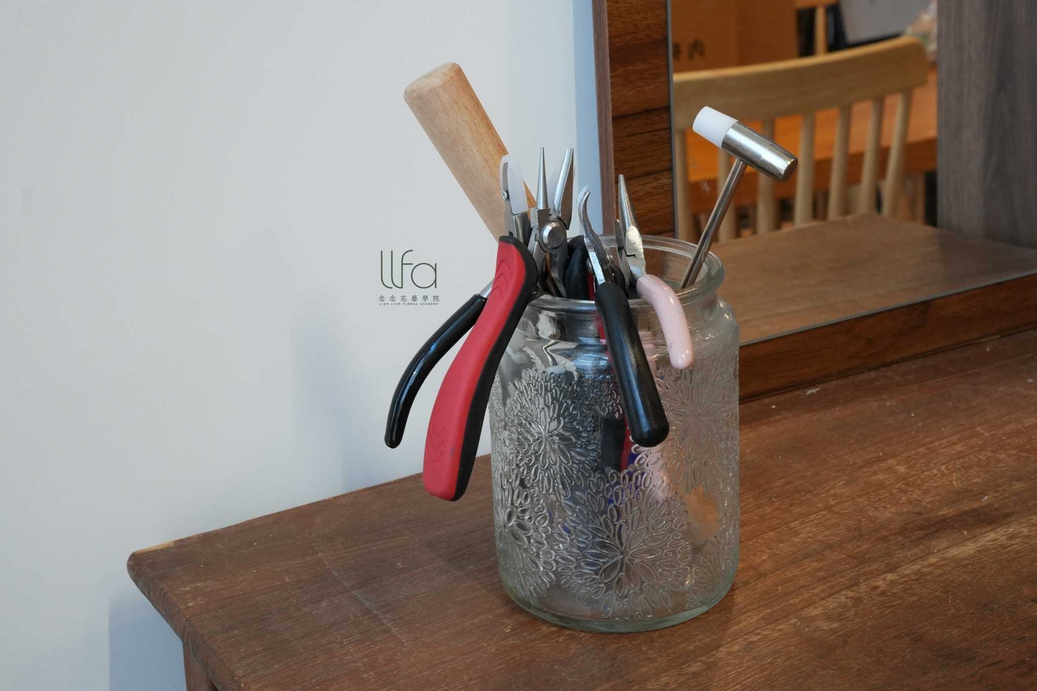 LLFA 手作桌收納小技巧:筆筒分類常用的金屬線首飾鉗子工具 LLFA 手作桌收納小技巧:筆筒分類常用的金屬線首飾鉗子工具