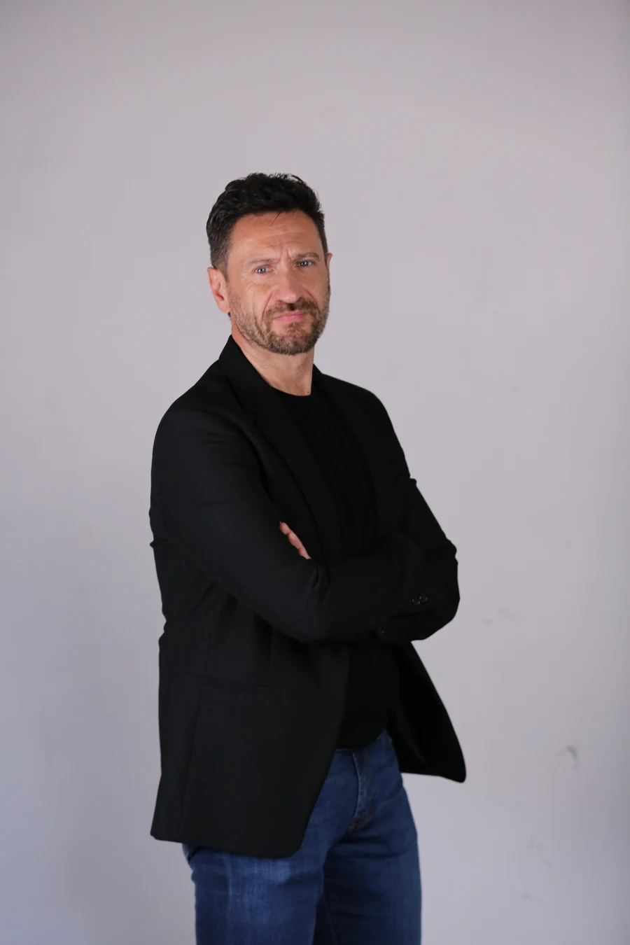 Riccardo Rossi in una fotografia di studio