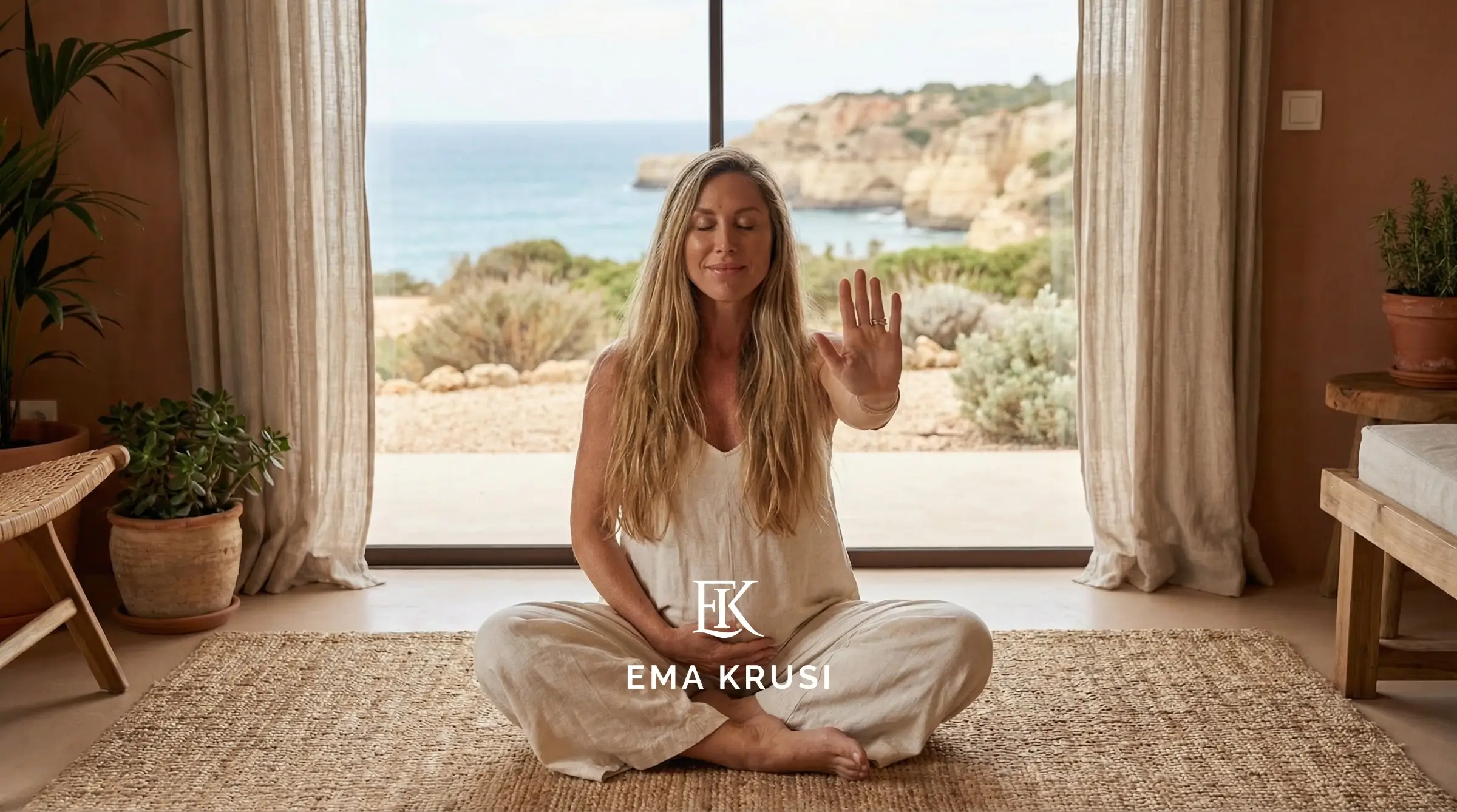 Femme enceinte assise en tailleur, yeux fermés, main levée en geste de calme, devant une baie vitrée avec vue sur la mer et des falaises. Femme enceinte assise en tailleur, yeux fermés, main levée en geste de calme, devant une baie vitrée avec vue sur la mer et des falaises.