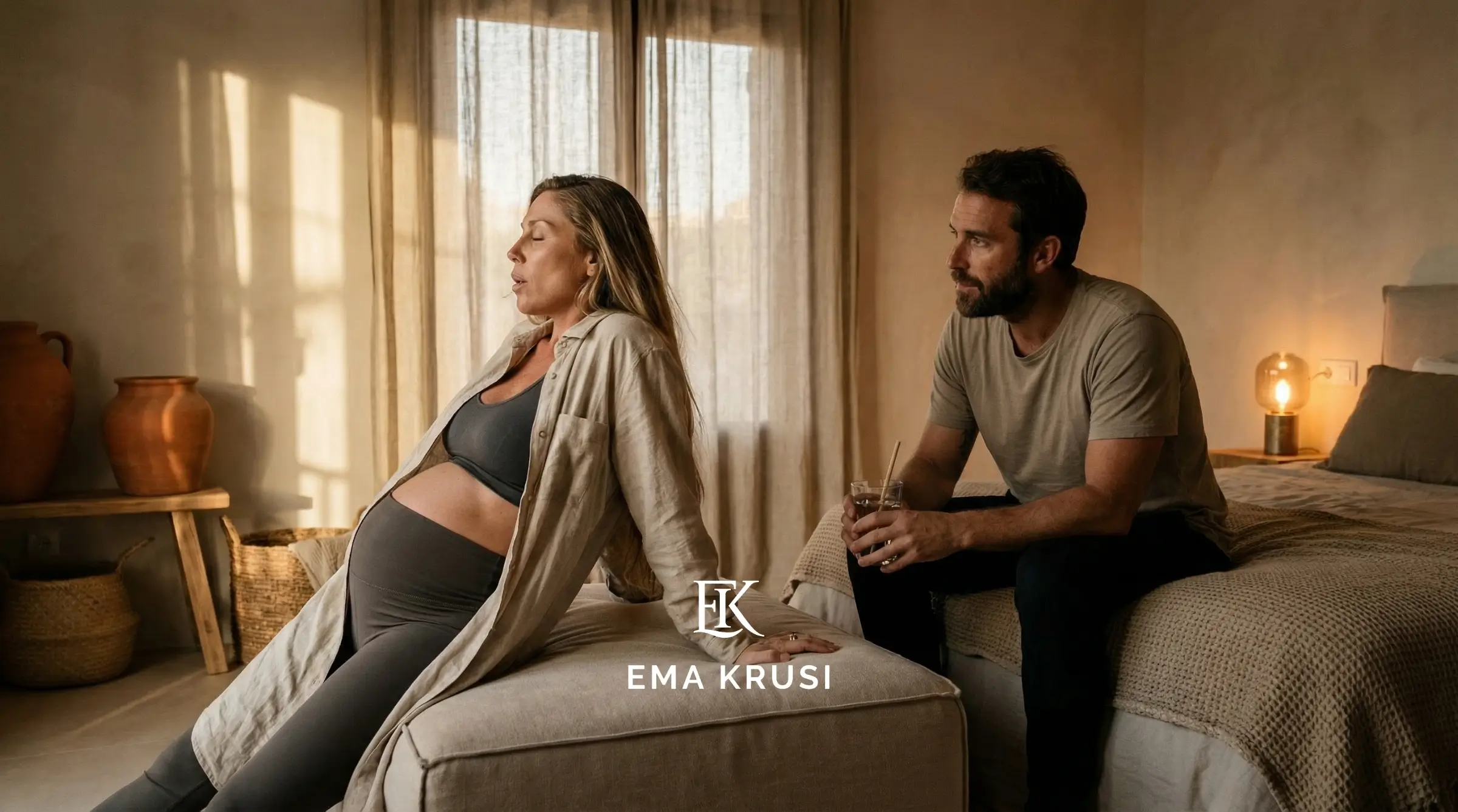 Femme enceinte respirant pendant une contraction sur un lit, partenaire assis à côté avec un verre d’eau, ambiance douce en chambre. Femme enceinte respirant pendant une contraction sur un lit, partenaire assis à côté avec un verre d’eau, ambiance douce en chambre.