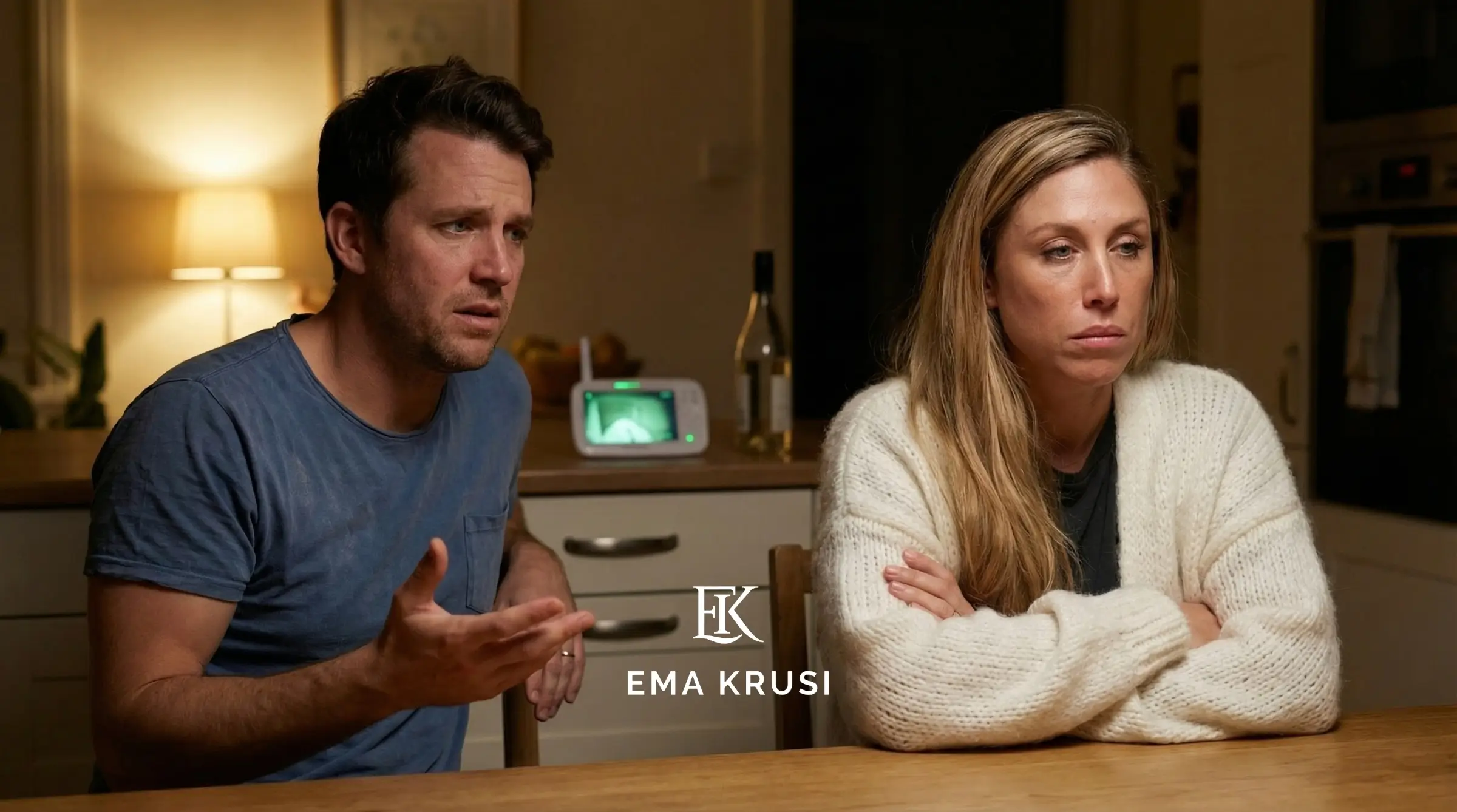 Couple à table en pleine dispute nocturne, bébé en veilleuse sur la commode, tension et fatigue après la naissance. Couple à table en pleine dispute nocturne, bébé en veilleuse sur la commode, tension et fatigue après la naissance.