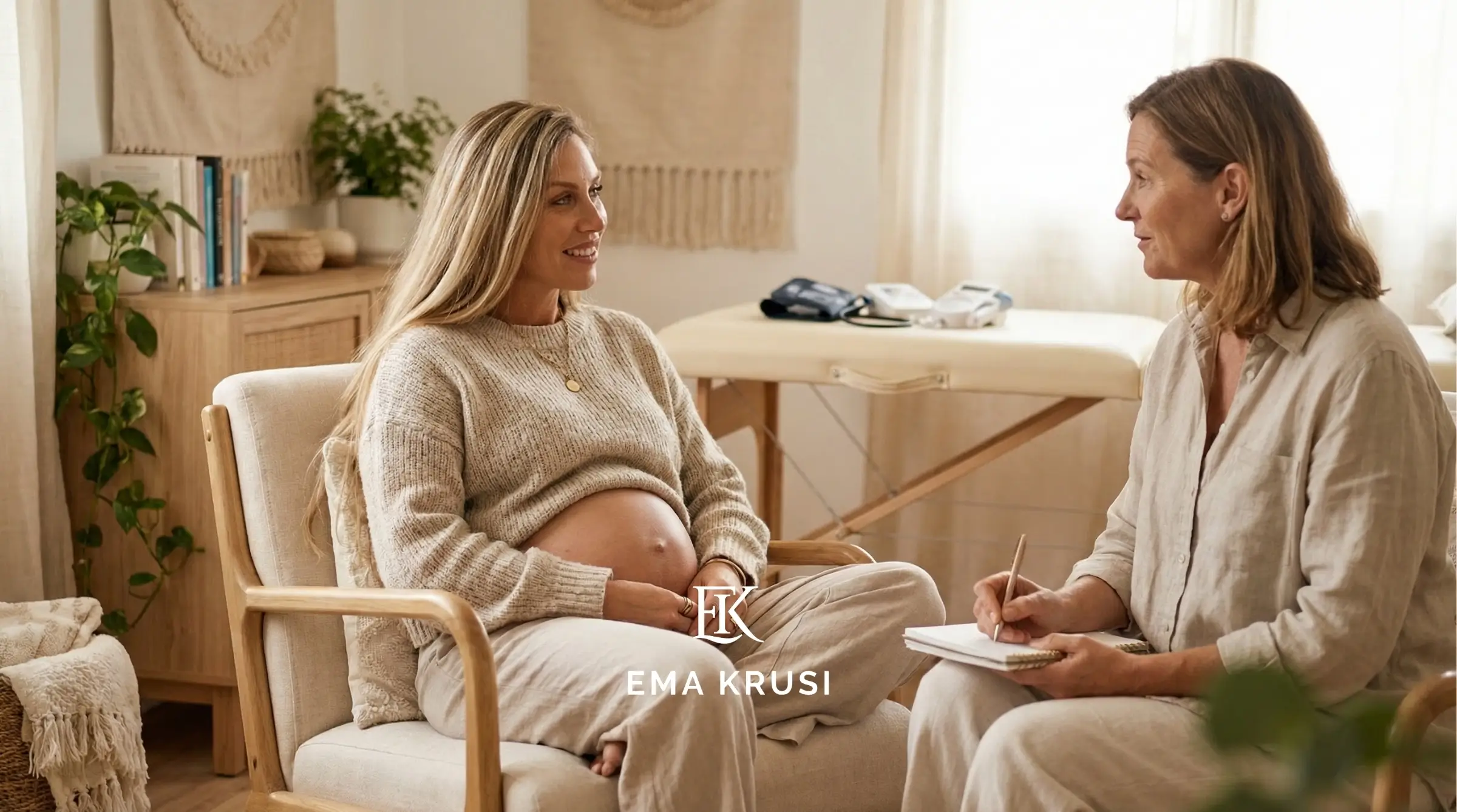 Femme enceinte en discussion avec une sage-femme, assise dans un fauteuil dans un cabinet chaleureux.