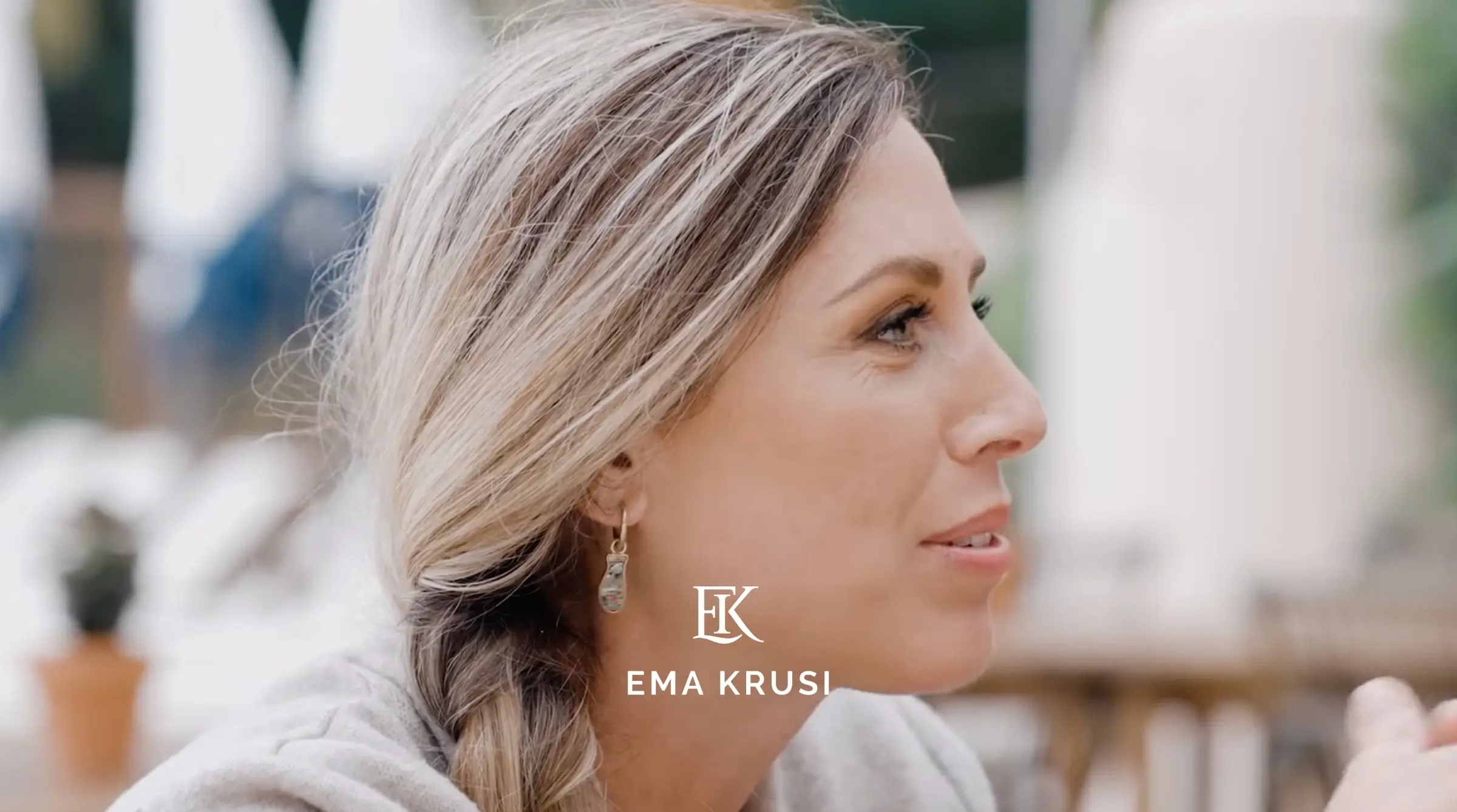 Gros plan sur Ema Krusi en conversation pendant une interview en extérieur sur l’accouchement naturel.