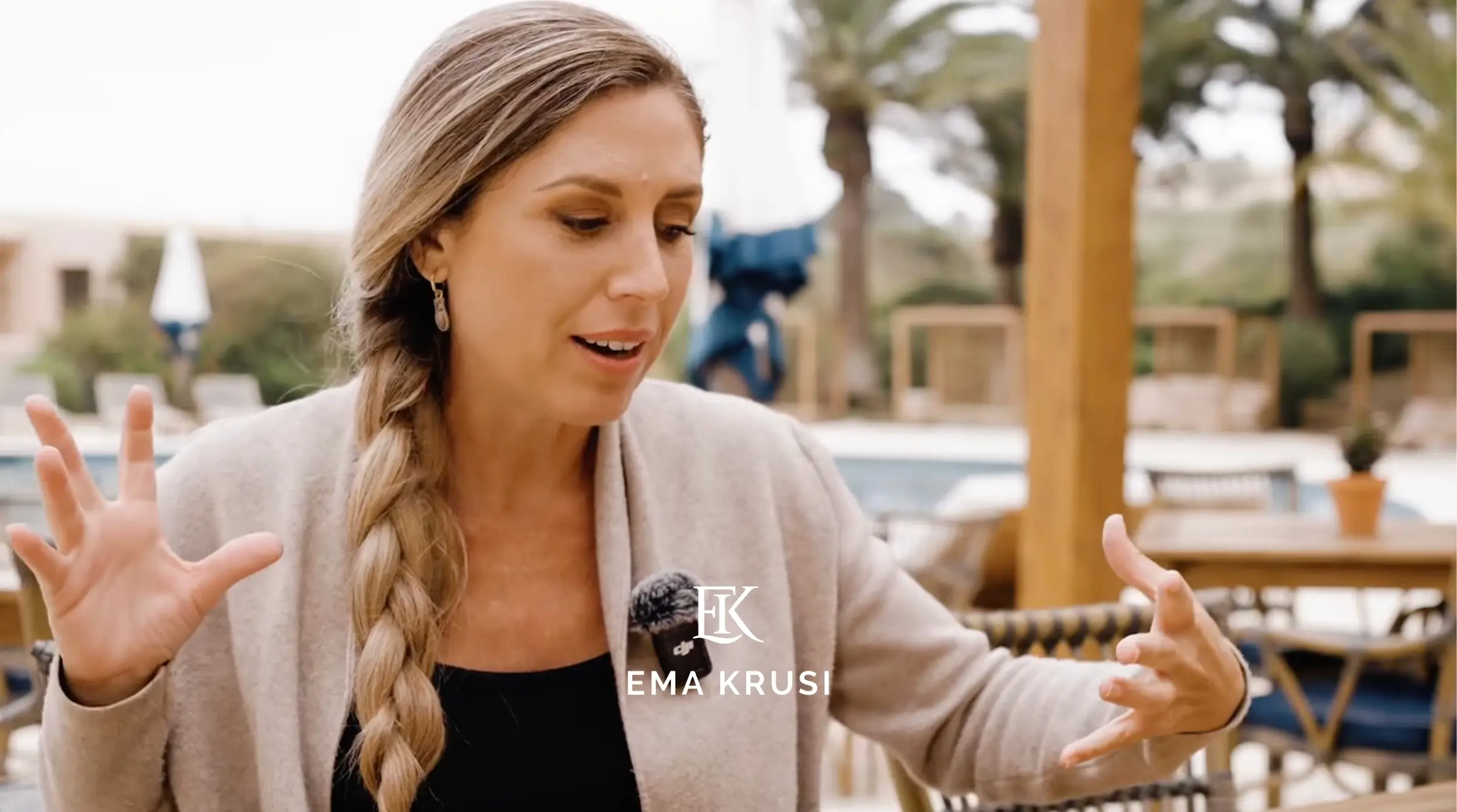 Ema Krusi expliquant un concept avec les mains lors d’une interview en extérieur sur la physiologie de la naissance.