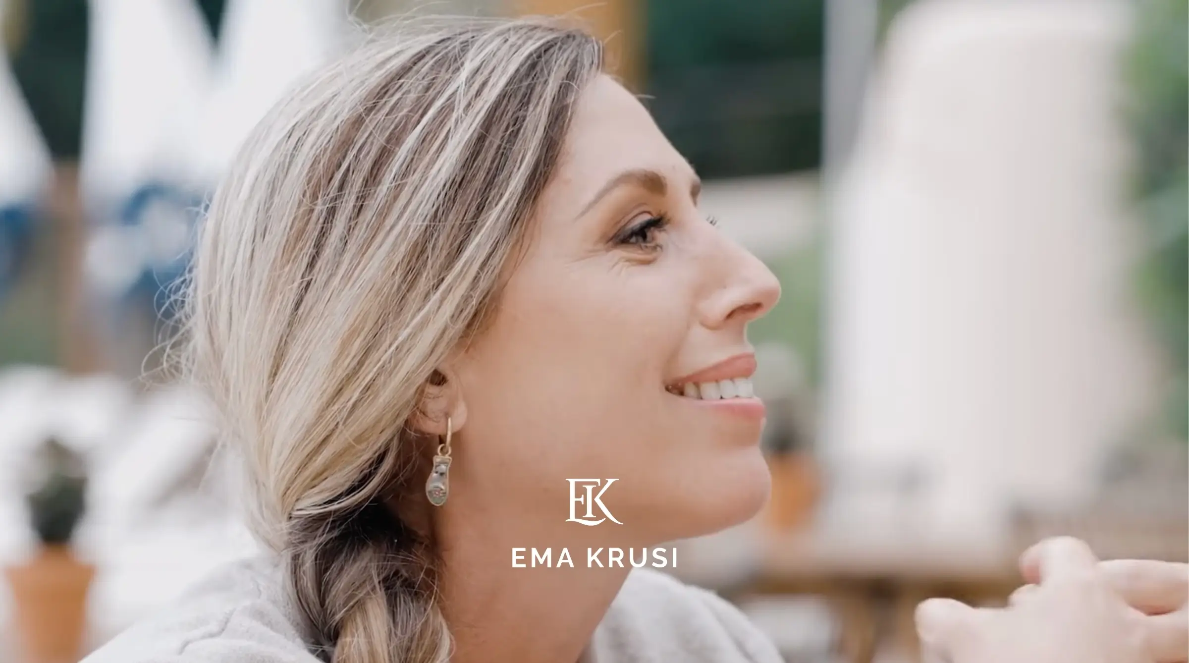 Portrait d’Ema Krusi de profil lors d’une interview en extérieur, échange autour de la naissance naturelle.