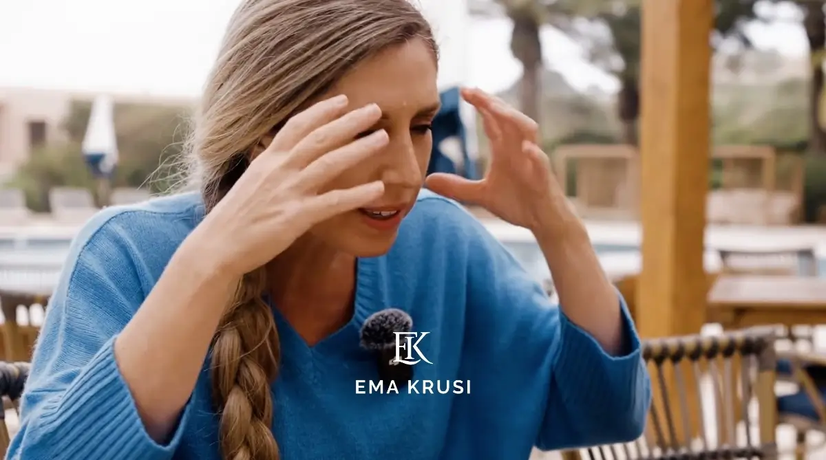 Gros plan sur Ema Krusi en conversation pendant une interview en extérieur sur l’accouchement naturel.