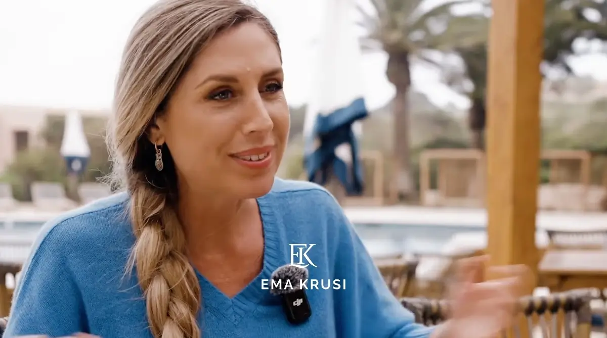 Ema Krusi expliquant un concept avec les mains lors d’une interview en extérieur sur la physiologie de la naissance.